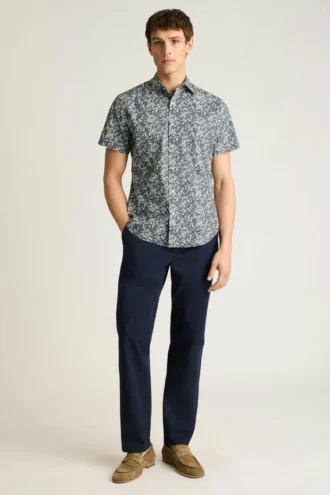 Añade un toque de estilo con el Riviera Short Sleeve Shirt de Bonobos