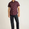 Añade un toque de estilo con el Riviera Short Sleeve Shirt de Bonobos