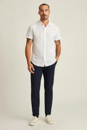Añade un toque de estilo con el Riviera Short Sleeve Shirt de Bonobos