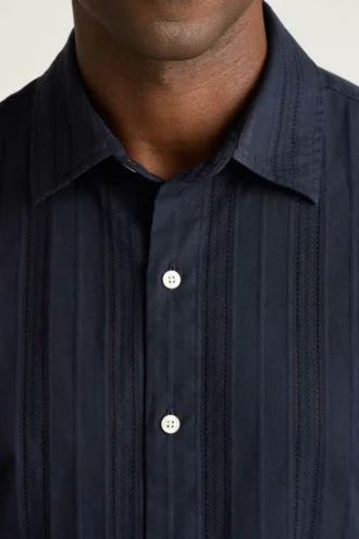 Añade un toque de estilo con el Riviera Short Sleeve Shirt de Bonobos