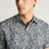 Añade un toque de estilo con el Riviera Short Sleeve Shirt de Bonobos
