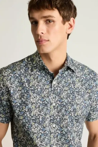 Añade un toque de estilo con el Riviera Short Sleeve Shirt de Bonobos