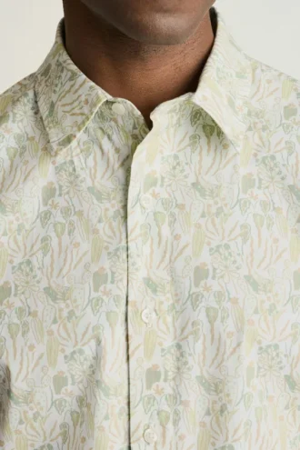 Añade un toque de estilo con el Riviera Short Sleeve Shirt de Bonobos