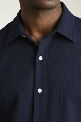 Añade un toque de estilo con el Riviera Short Sleeve Shirt de Bonobos