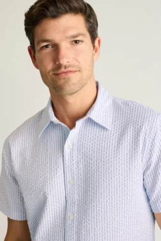 Añade un toque de estilo con el Riviera Short Sleeve Shirt de Bonobos