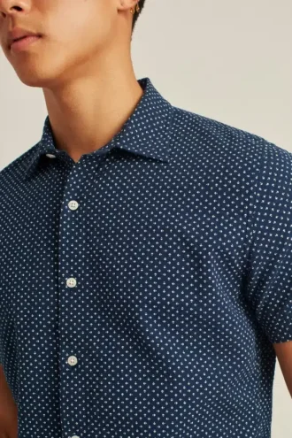 Añade un toque de estilo con el Riviera Short Sleeve Shirt de Bonobos