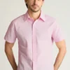 Añade un toque de estilo con el Riviera Short Sleeve Shirt de Bonobos