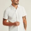 Añade un toque de estilo con el Riviera Short Sleeve Shirt de Bonobos