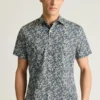 Añade un toque de estilo con el Riviera Short Sleeve Shirt de Bonobos