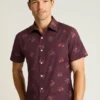 Añade un toque de estilo con el Riviera Short Sleeve Shirt de Bonobos