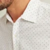Añade un toque de estilo con el Riviera Short Sleeve Shirt de Bonobos