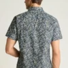 Añade un toque de estilo con el Riviera Short Sleeve Shirt de Bonobos