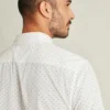 Añade un toque de estilo con el Riviera Short Sleeve Shirt de Bonobos