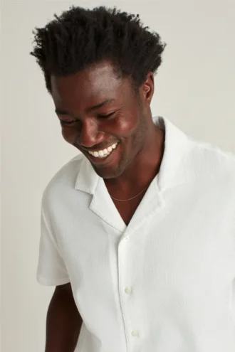 Camisa de cuello camp con corte holgado