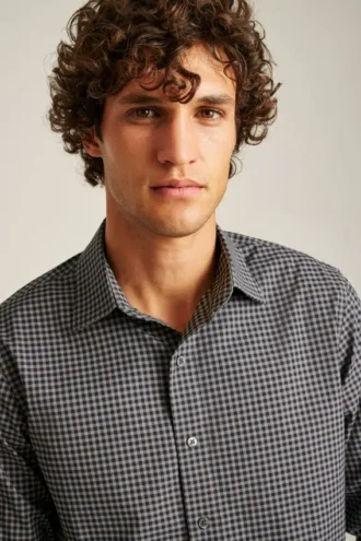 Camisa para ir de la oficina a cenar: camisa con botones sin meter por dentro