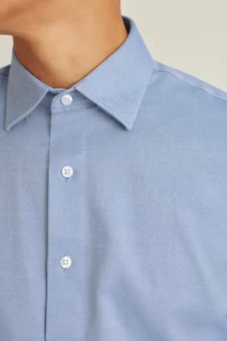 Camisa para ir de la oficina a cenar: camisa con botones sin meter por dentro