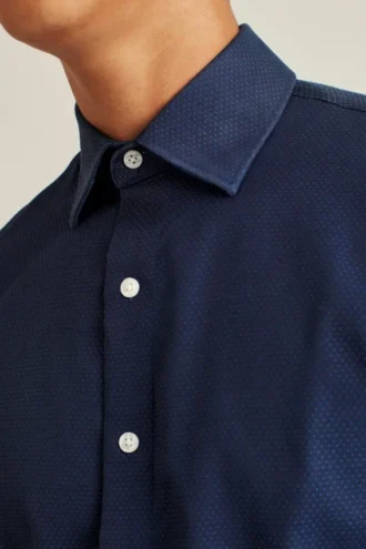 Camisa para ir de la oficina a cenar: camisa con botones sin meter por dentro