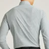Camisa para ir de la oficina a cenar: camisa con botones sin meter por dentro