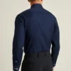 Camisa para ir de la oficina a cenar: camisa con botones sin meter por dentro