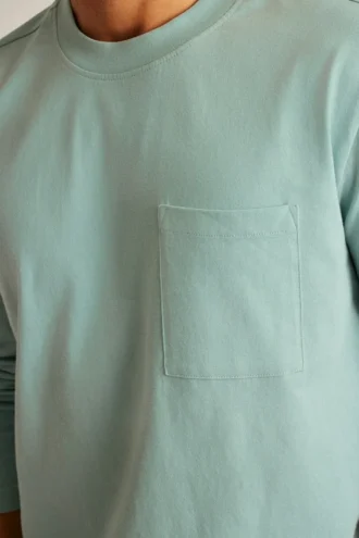 Camiseta de manga larga con bolsillo de peso medio