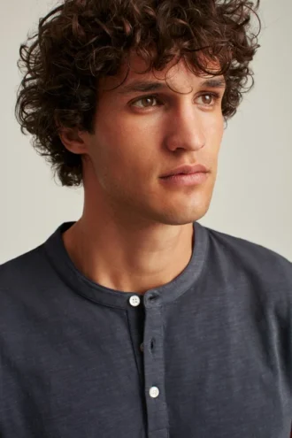 Camiseta Henley teñida en prenda