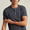 Camiseta Henley teñida en prenda