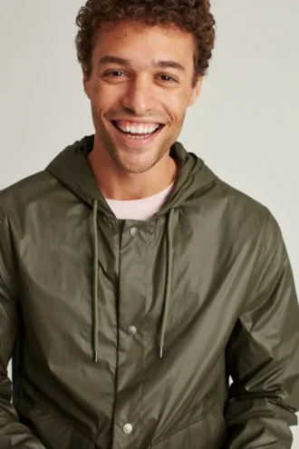 Chaqueta impermeable de nailon reciclado