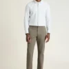 Descubre un estilo sin esfuerzo con los pantalones chinos elásticos para hombre 2.0 de Bonobos