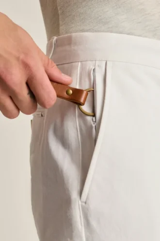Descubre un estilo sin esfuerzo con los pantalones chinos elásticos para hombre 2.0 de Bonobos
