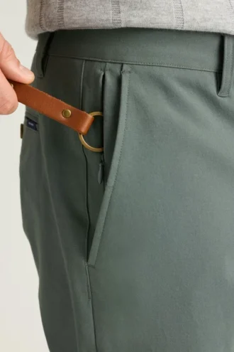 Descubre un estilo sin esfuerzo con los pantalones chinos elásticos para hombre 2.0 de Bonobos