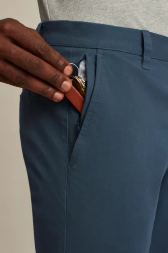 Descubre un estilo sin esfuerzo con los pantalones chinos elásticos para hombre 2.0 de Bonobos