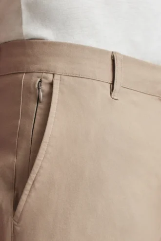 Descubre un estilo sin esfuerzo con los pantalones chinos elásticos para hombre 2.0 de Bonobos