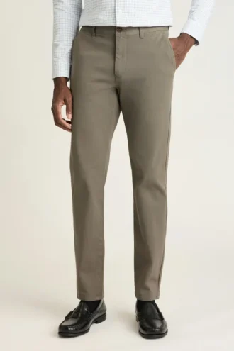 Descubre un estilo sin esfuerzo con los pantalones chinos elásticos para hombre 2.0 de Bonobos