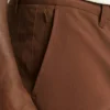 Descubre un estilo sin esfuerzo con los pantalones chinos elásticos para hombre 2.0 de Bonobos