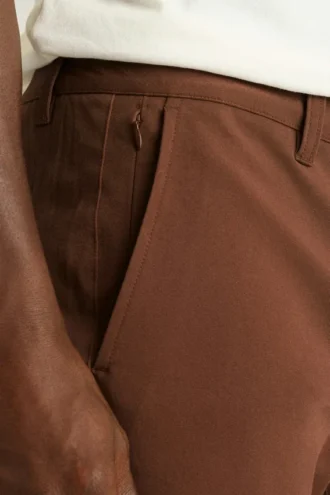 Descubre un estilo sin esfuerzo con los pantalones chinos elásticos para hombre 2.0 de Bonobos