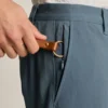 Descubre un estilo sin esfuerzo con los pantalones chinos elásticos para hombre 2.0 de Bonobos