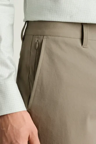 Descubre un estilo sin esfuerzo con los pantalones chinos elásticos para hombre 2.0 de Bonobos