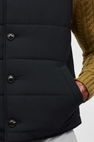 El chaleco de lana elástica acolchada