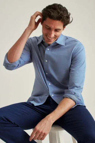 La camisa de punto para ir de la oficina a la cena