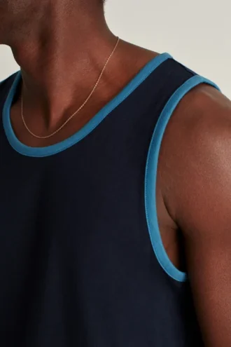 La camiseta sin mangas