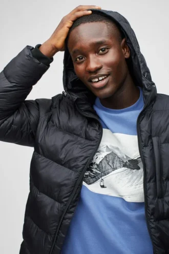 La chaqueta acolchada con capucha