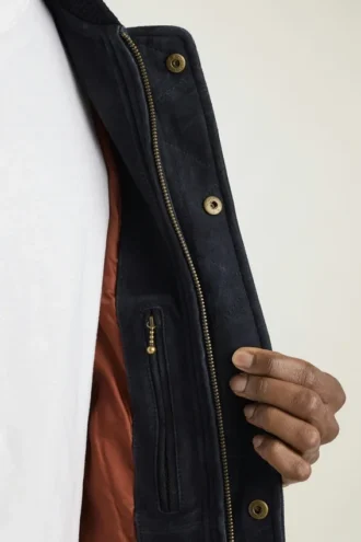 La chaqueta bomber de gamuza