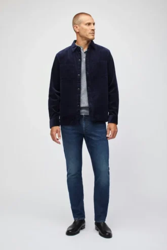 La chaqueta de camisa de pana