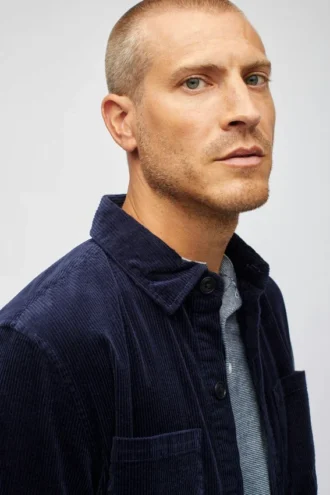 La chaqueta de camisa de pana