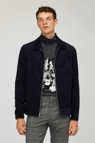 La chaqueta de camisa de pana