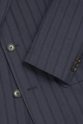 La chaqueta de traje corta