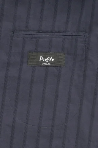 La chaqueta de traje corta