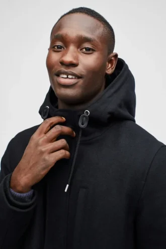 La parka de lana: repelente al agua, con capucha y acolchada