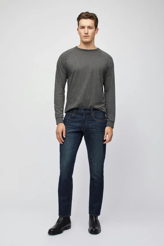 Los jeans azules: denim clásico en múltiples lavados Los jeans azules: denim clásico en múltiples lavados