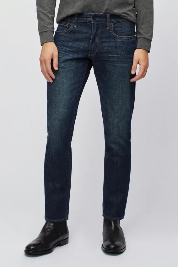 Los jeans azules: denim clásico en múltiples lavados Los jeans azules: denim clásico en múltiples lavados